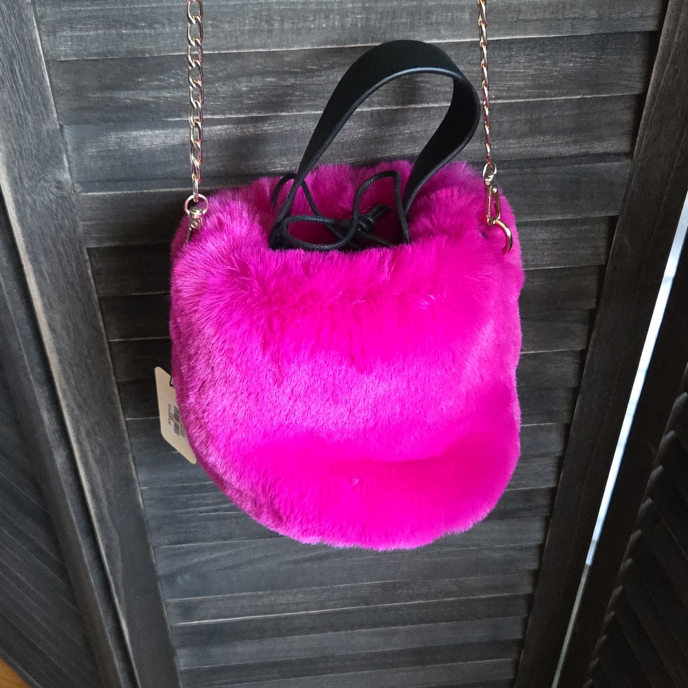 Unbranded Fuchsia Faux Fur Crossbody Bag with Gold Chain - Picture 2 of 4